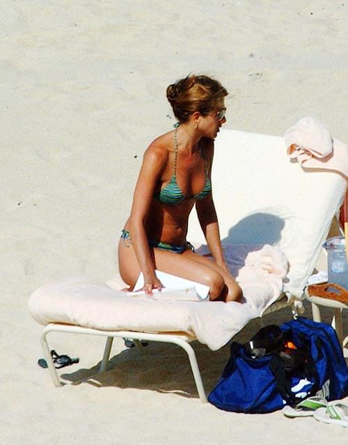 16P Jennifer Aniston exposed tits on beach pictures
