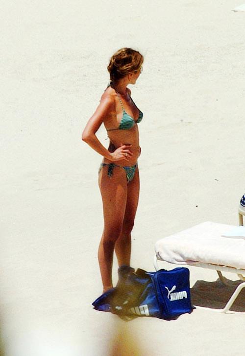 16P Jennifer Aniston exposed tits on beach pictures