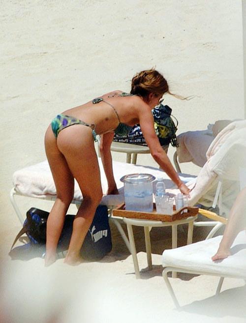 16P Jennifer Aniston exposed tits on beach pictures