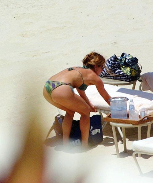 16P Jennifer Aniston exposed tits on beach pictures