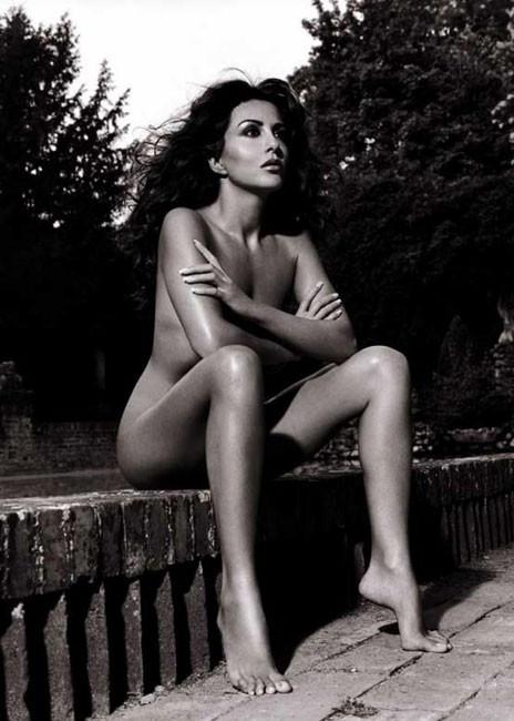 16P Well respected actress Sabrina Ferilli posing nude