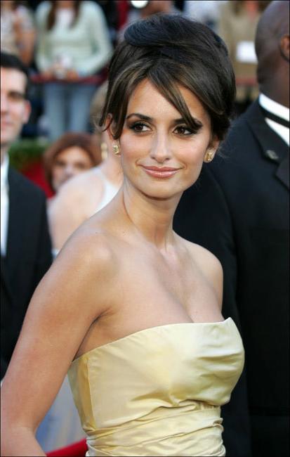 16P Hot latina actress Penelope Cruz showing her nice breasts