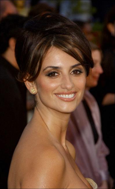 16P Hot latina actress Penelope Cruz showing her nice breasts