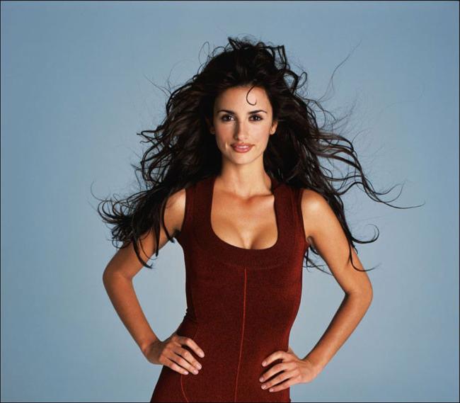 16P Hot latina actress Penelope Cruz showing her nice breasts