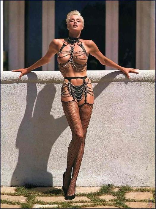 16P Brigitte Nielsen topless paparazzi pictures and flashing pussy