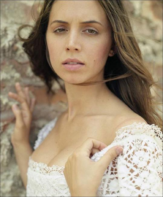 16P Celebrity actress Eliza Dushku looking good