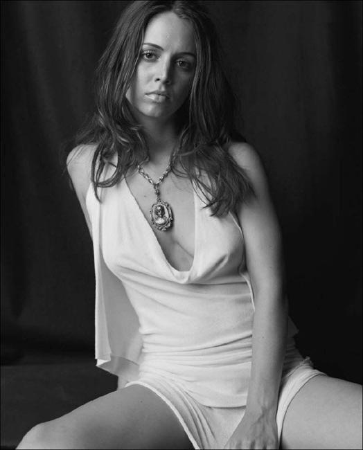 16P Celebrity actress Eliza Dushku looking good