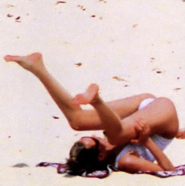 16P Celebrity Uma Thurman nude paparazzi photos