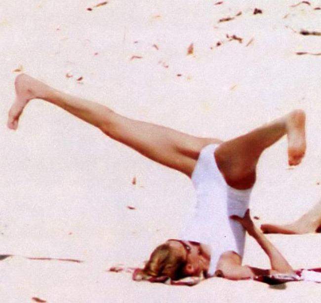 16P Celebrity Uma Thurman nude paparazzi photos