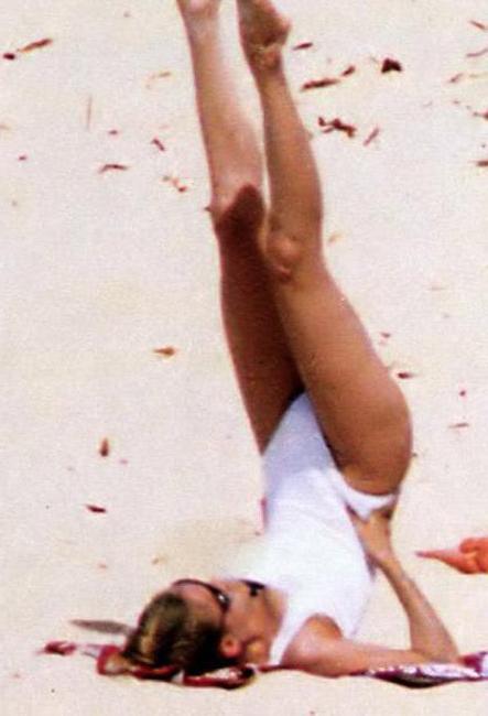 16P Celebrity Uma Thurman nude paparazzi photos