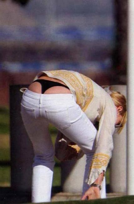 16P Celebrity Uma Thurman nude paparazzi photos