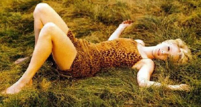 16P Anne Heche showing off nice tits