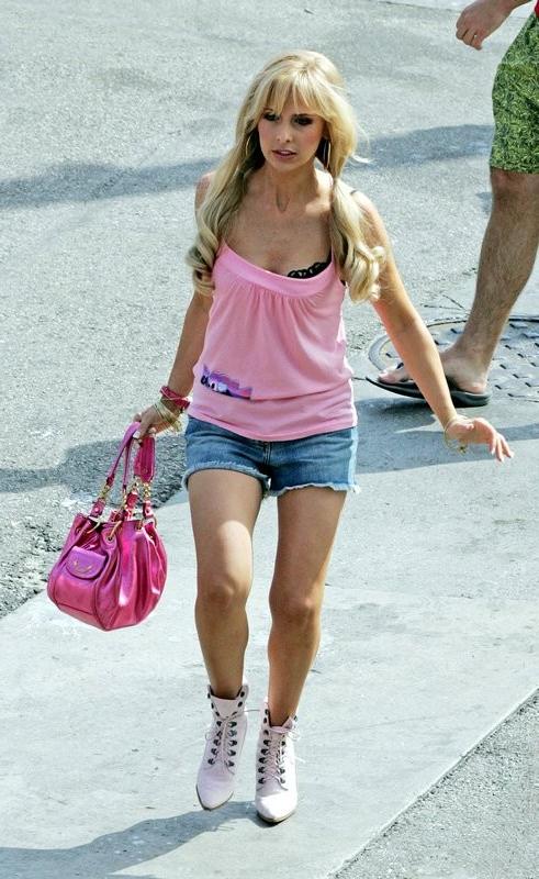 16P Gorgeous celeb Sarah Michelle Gellar
