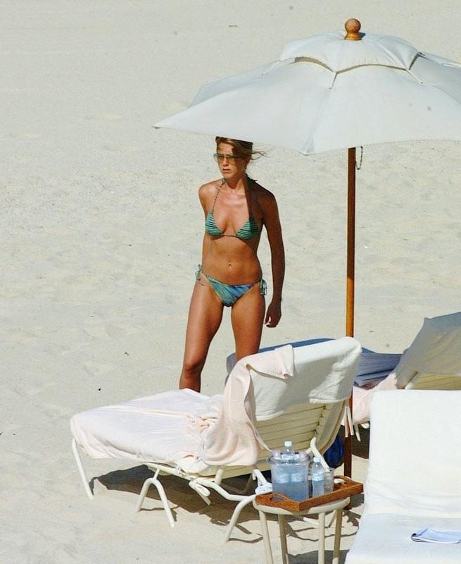 16P Perky breasted celebrity Jennifer Aniston topless