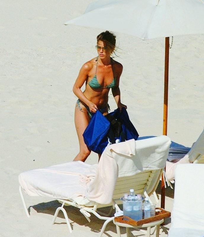 16P Perky breasted celebrity Jennifer Aniston topless