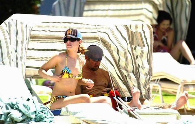 16P Sandra Bullock cought on the beach
