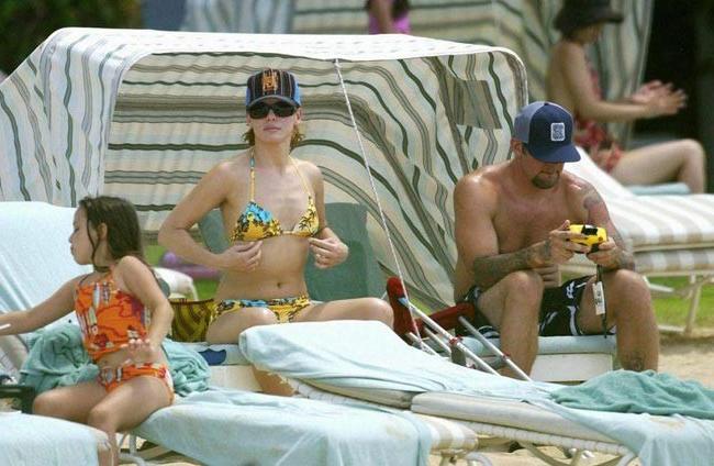 16P Sandra Bullock cought on the beach