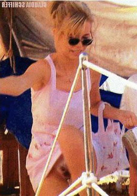 15P Nacktbilder von Claudia Schiffer