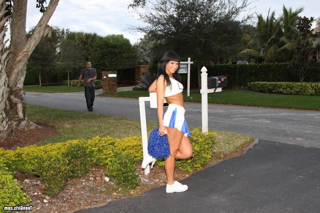 15P Cheerleader creampie pics