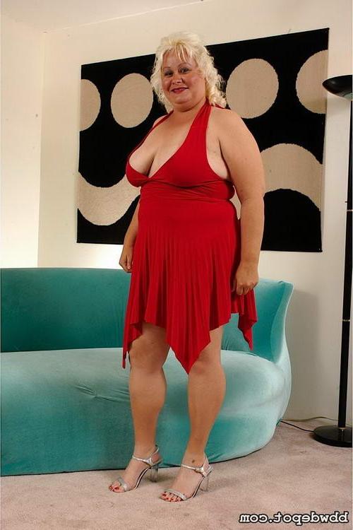 15P This plump milf takes it all and begs for more finishing with a face full of hot