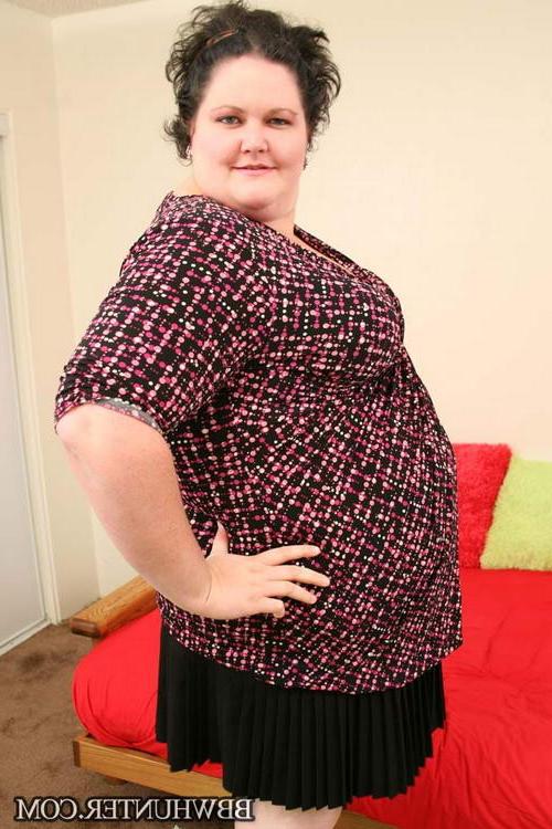 15P Plump brunette licking a pair of wrinkled balls