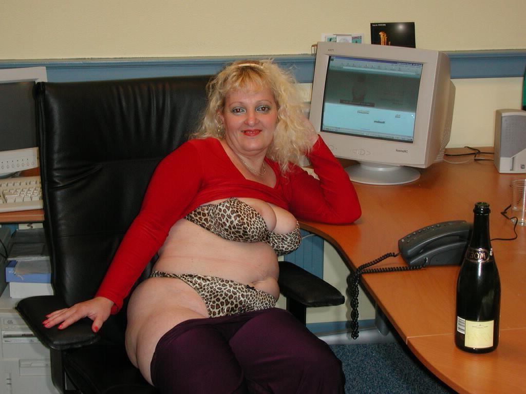 16P chubby housewife toys her pussy with a wine bottle