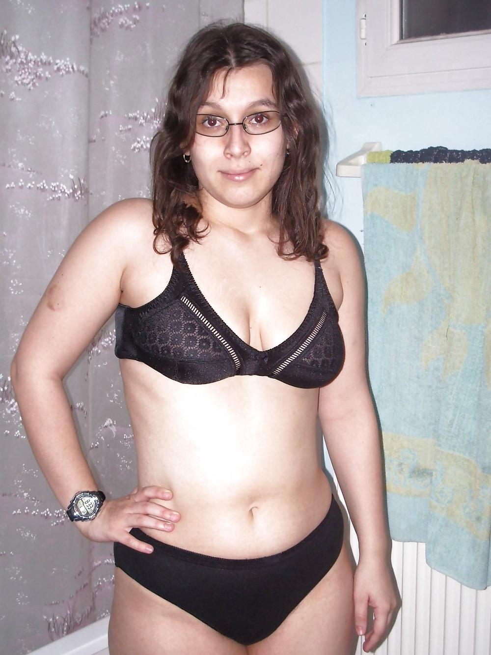 25P FRENCH CHUBBY TEEN POSING FOR HER BOYFRIEND