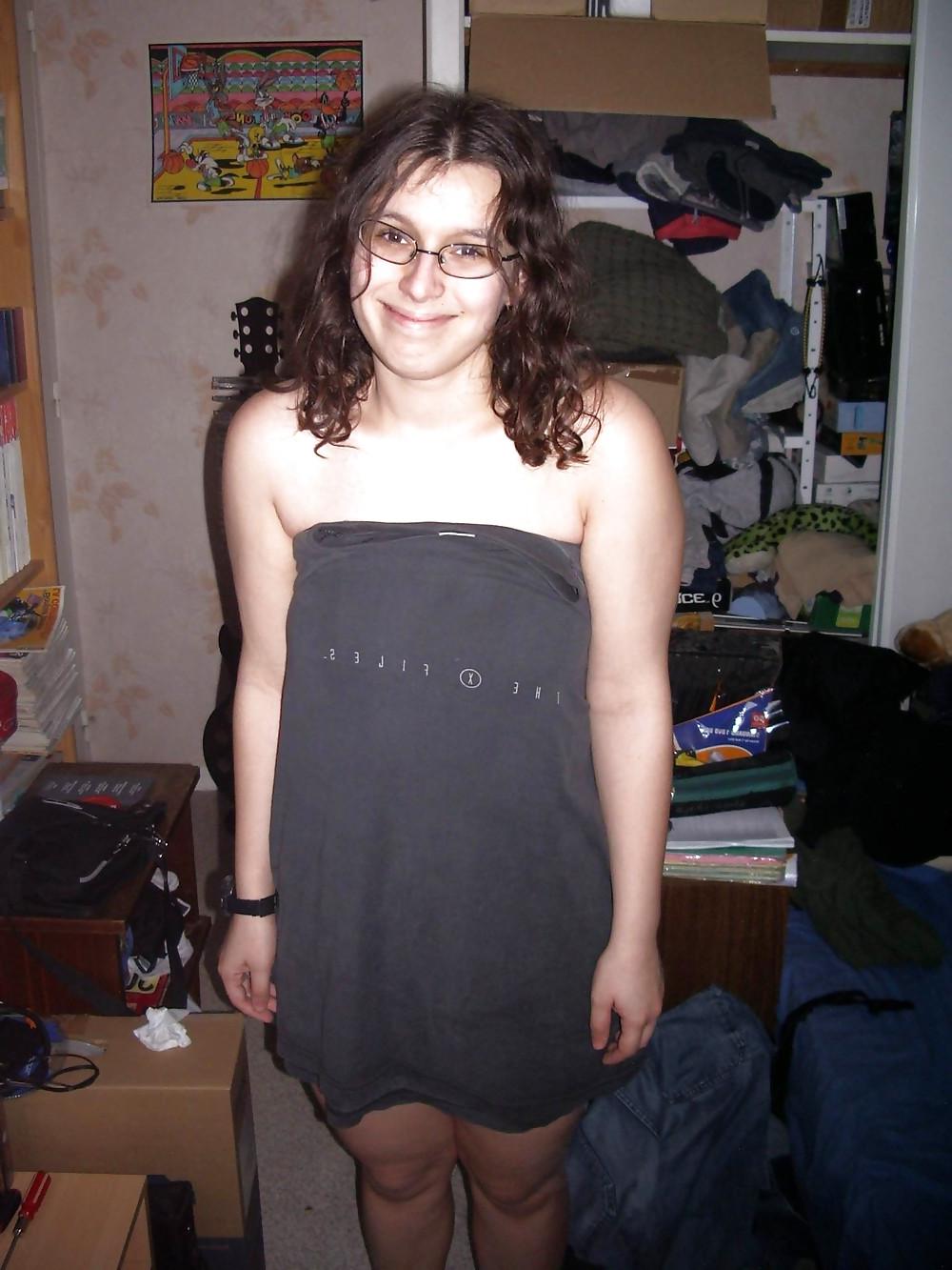 25P FRENCH CHUBBY TEEN POSING FOR HER BOYFRIEND