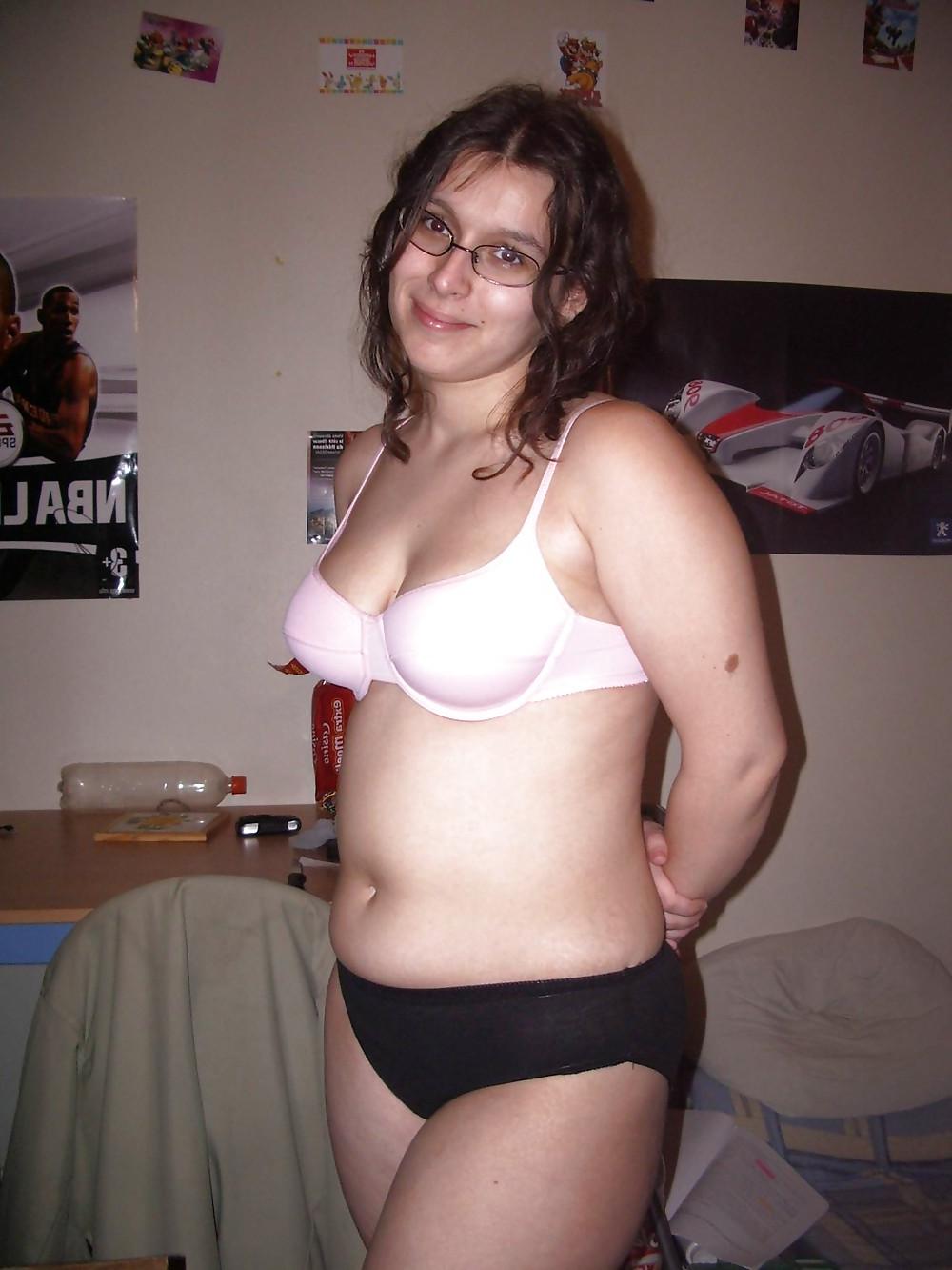 25P FRENCH CHUBBY TEEN POSING FOR HER BOYFRIEND