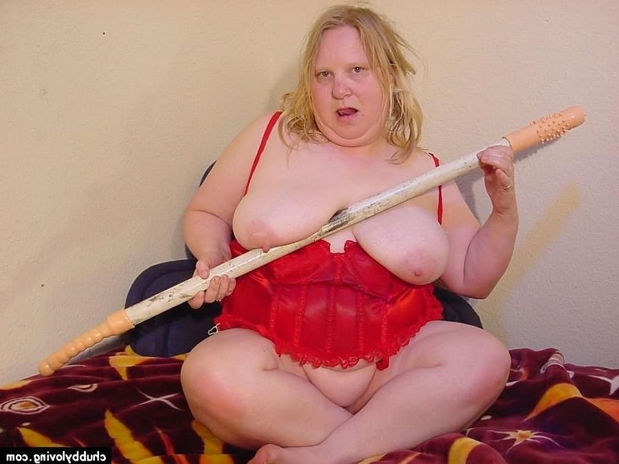 16P Fat mature in red lingerie playing huge dildo