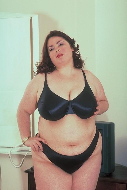 20P Bigtit plump babe loves to striptease and posed on a sofa