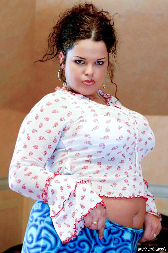 16P Brunette plumper strips to play with her huge heavy hangers