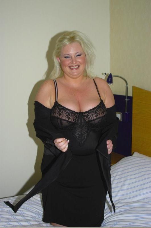 20P Teasing horny plump babe loves stuffing dildo in her twat