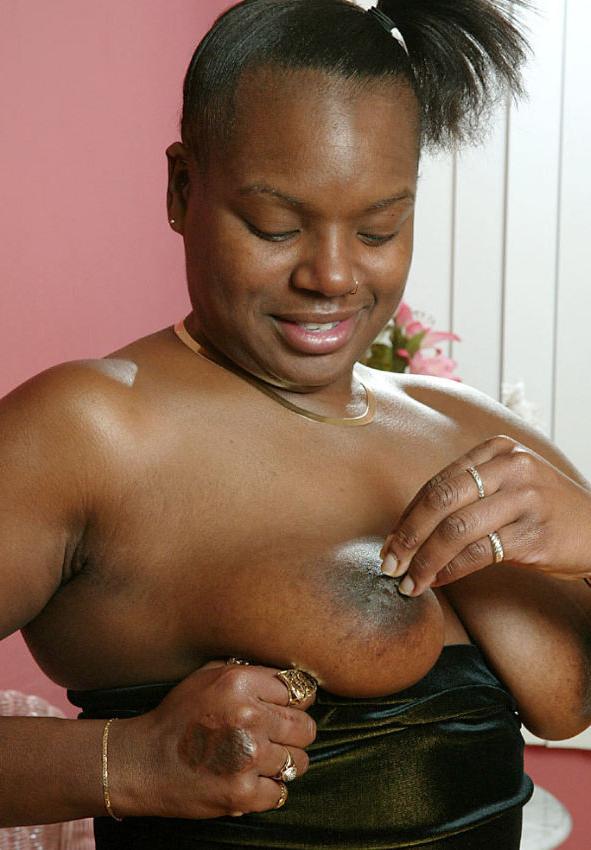 19P Plumper ass ebony girl spreads legs