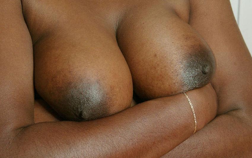 19P Plumper ass ebony girl spreads legs