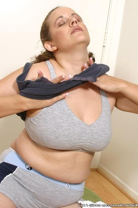 16P Plump Thirtyish Gal All Sweaty Strips Nude After Her Run