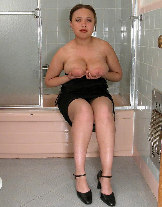 10P Plumper ass cutie stripping in bath