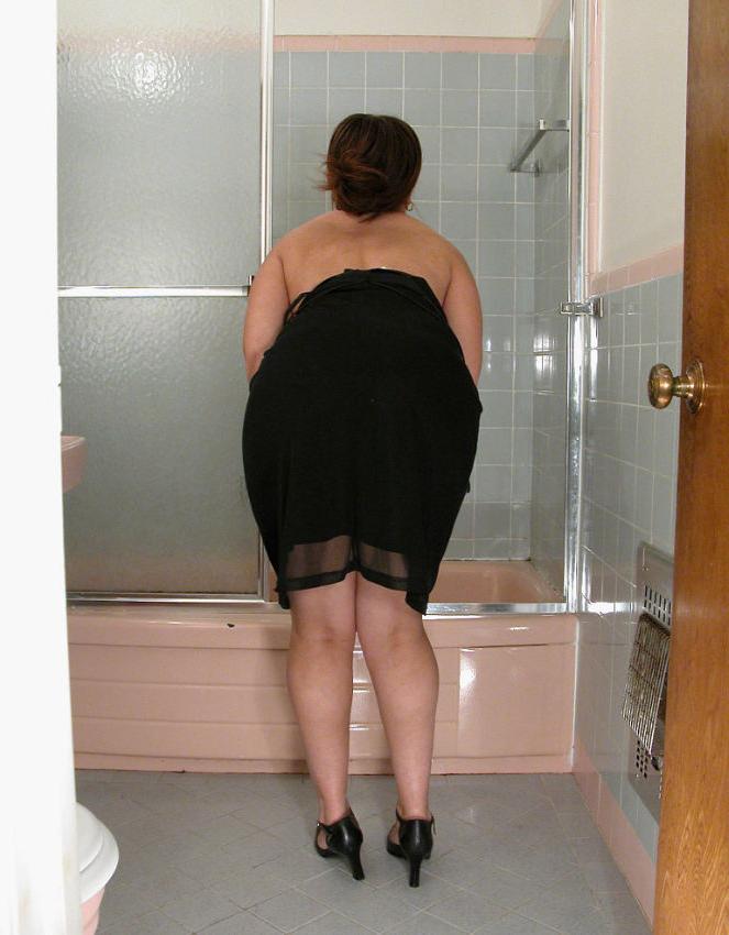 10P Plumper ass cutie stripping in bath
