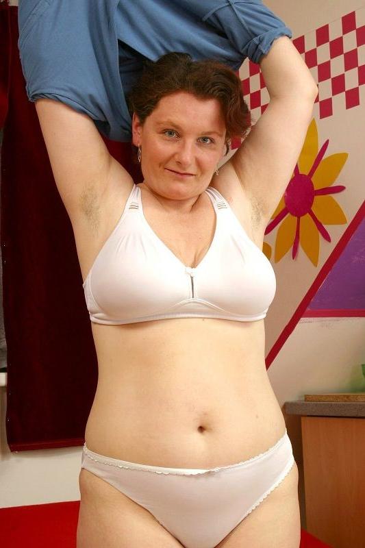 16P Sleazy mature housewife fucks her large pussy
