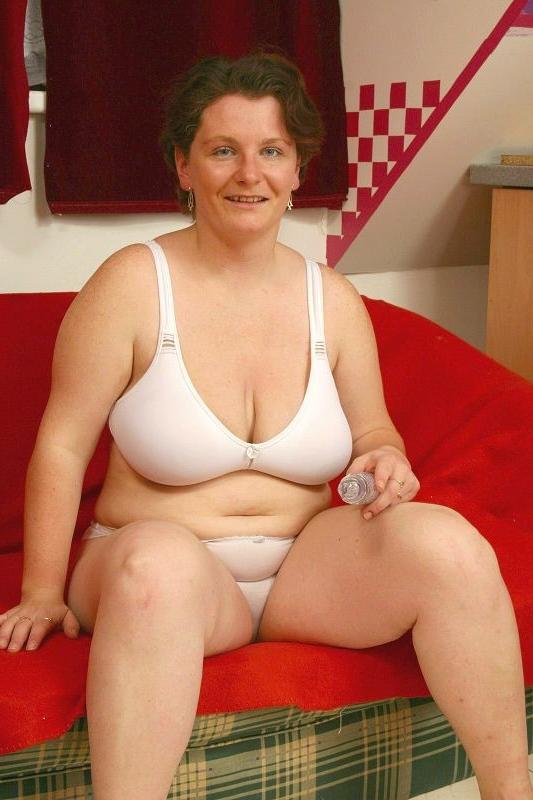 16P Sleazy mature housewife fucks her large pussy