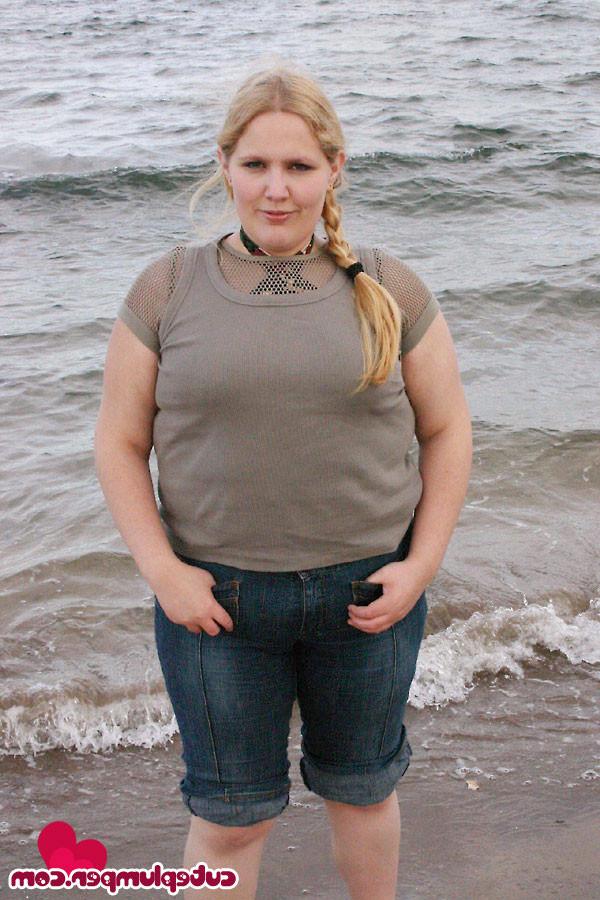 16P Blonde plumper on the beach flashing her breasts