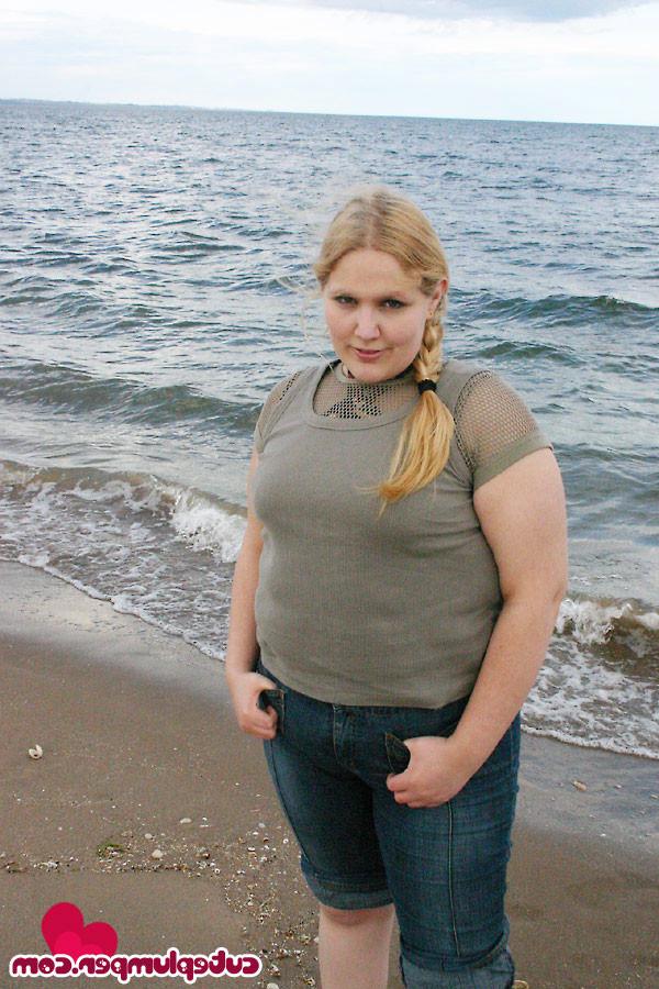 16P Blonde plumper on the beach flashing her breasts