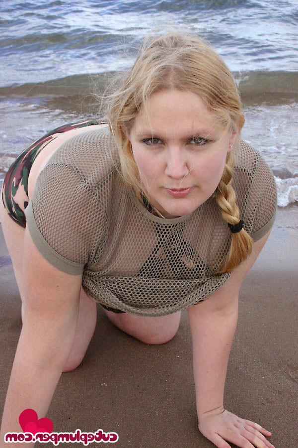 16P Blonde plumper on the beach flashing her breasts