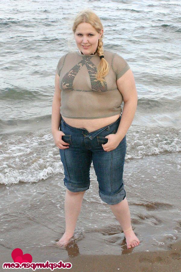 16P Blonde plumper on the beach flashing her breasts