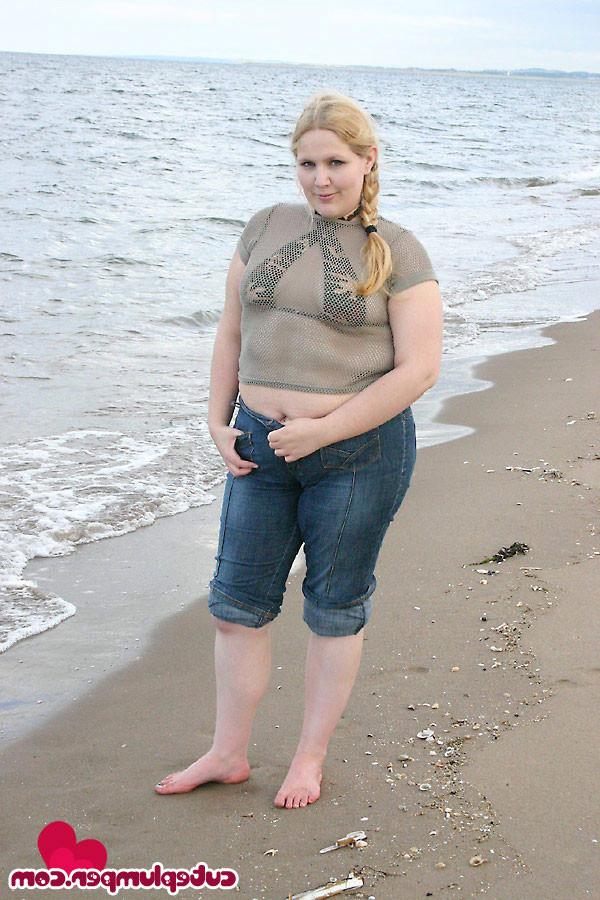 16P Blonde plumper on the beach flashing her breasts