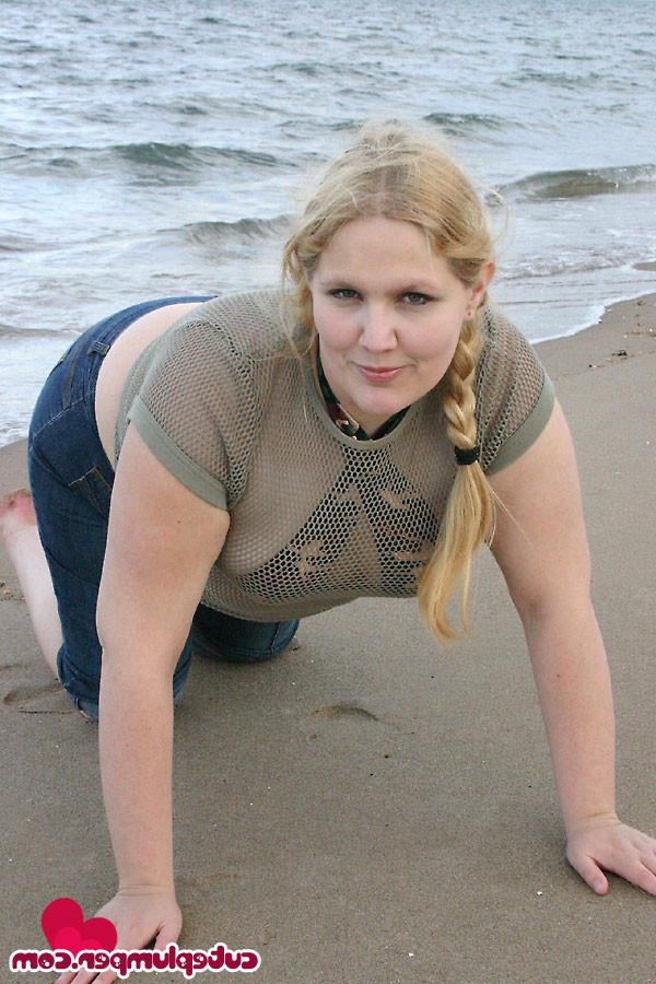 16P Blonde plumper on the beach flashing her breasts