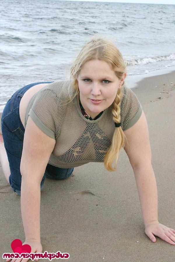 16P Blonde plumper on the beach flashing her breasts