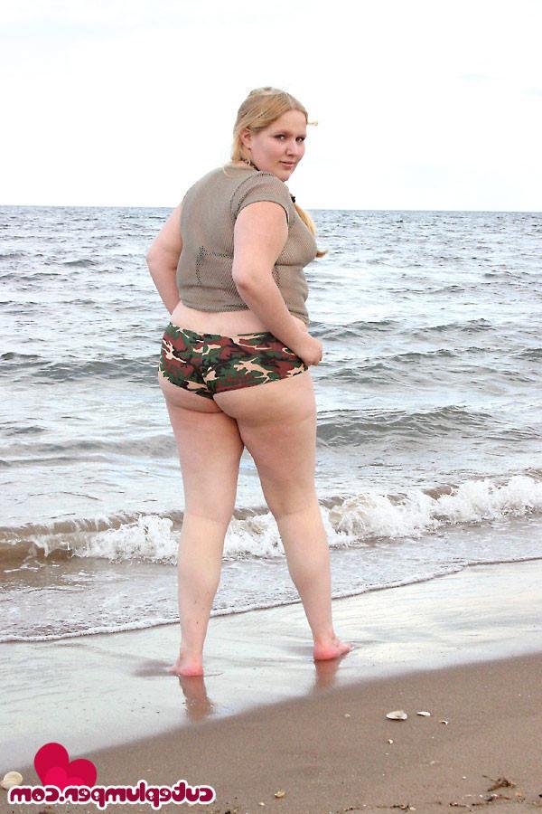 16P Blonde plumper on the beach flashing her breasts