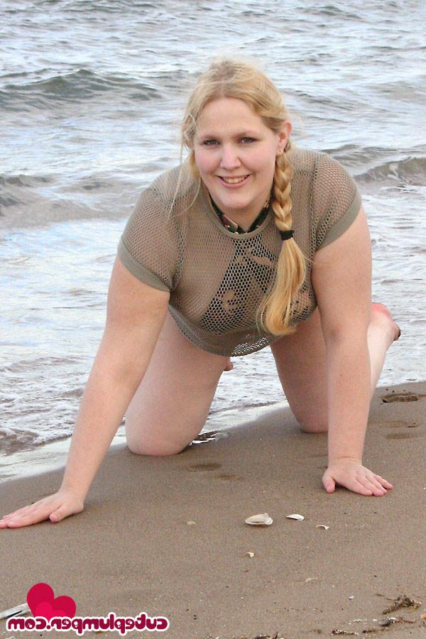 16P Blonde plumper on the beach flashing her breasts