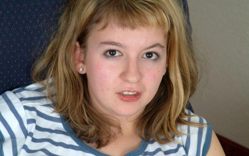 20P Plumper blonde exposin pube on sofa